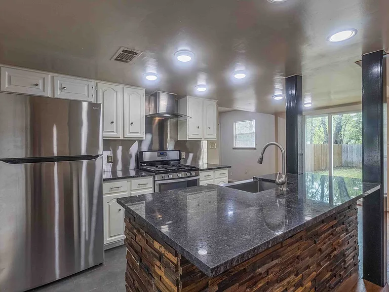 3901 Knollwood Dr — Photo 15