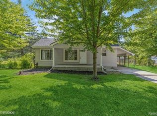 1583 Giddings Rd, Pontiac, MI 48340