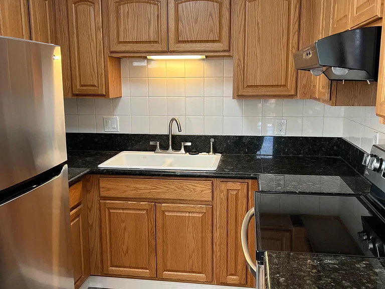 880 Tyler Way — Photo 3