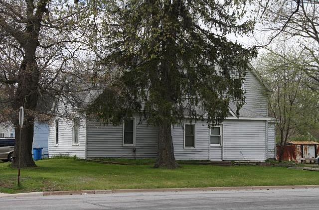 1st image of 131 Wood St S