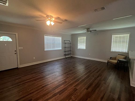 4th image of 114 N Steele Ave