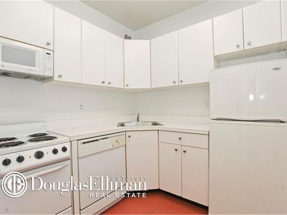 2nd image of 117 W 58th St #6B