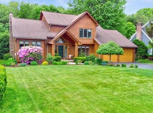 36 Meadow Cove Rd, Pittsford, NY 14534