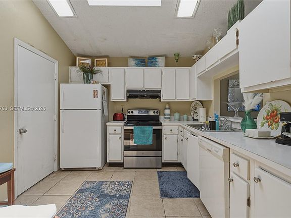 5th image of 9992 Periwinkle St