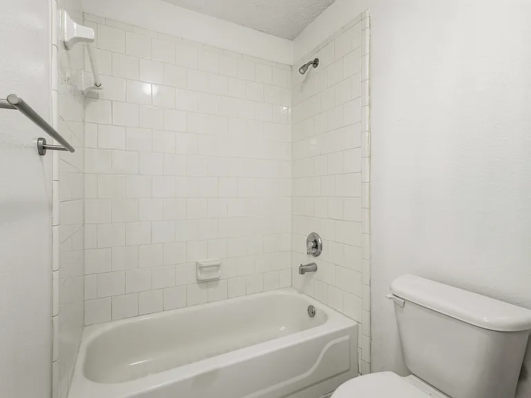 1004 Greenbend Dr — Photo 17
