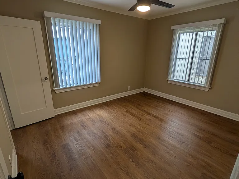 1051 1/4 N Ardmore Ave — Photo 11