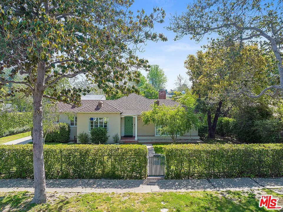 2 bed, 1.0 bath, 1317 sqft, $4,900 — Photo 3