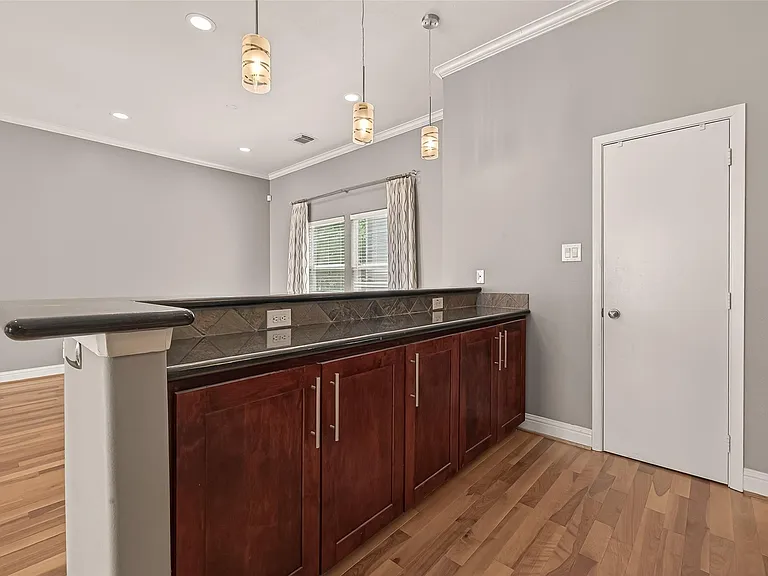 1107 Saint Charles St — Photo 17