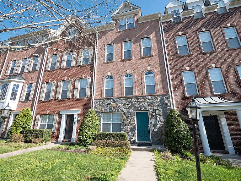 513 Girard St — Photo 1