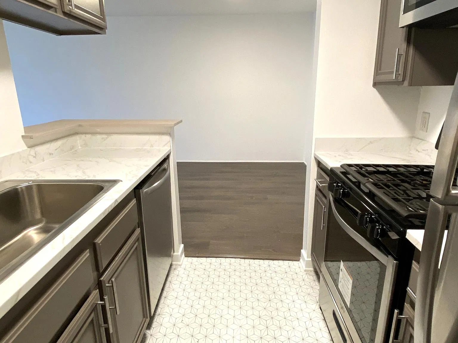 465 Oak St — Photo 3