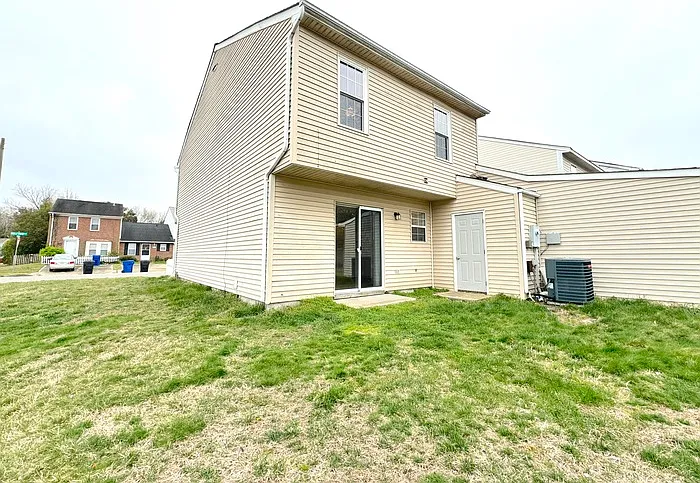 700 Wolftrap Ln — Photo 2