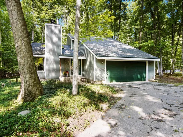 2345 Kenona Woods Dr, Traverse City, MI 49696