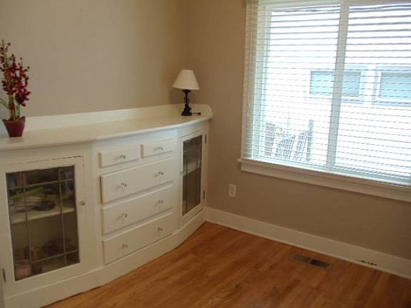 dining room w/hardwds