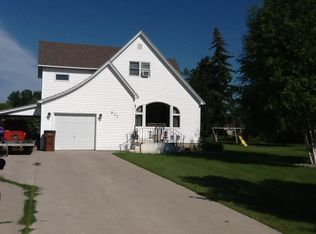 821 Rhinehart Dr SE, East Grand Forks, MN 56721