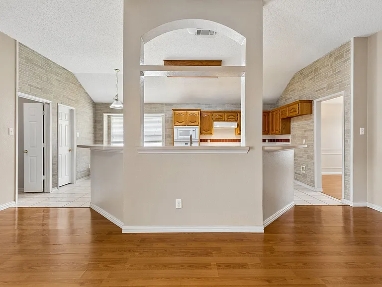 300 Thomas Dr — Photo 11