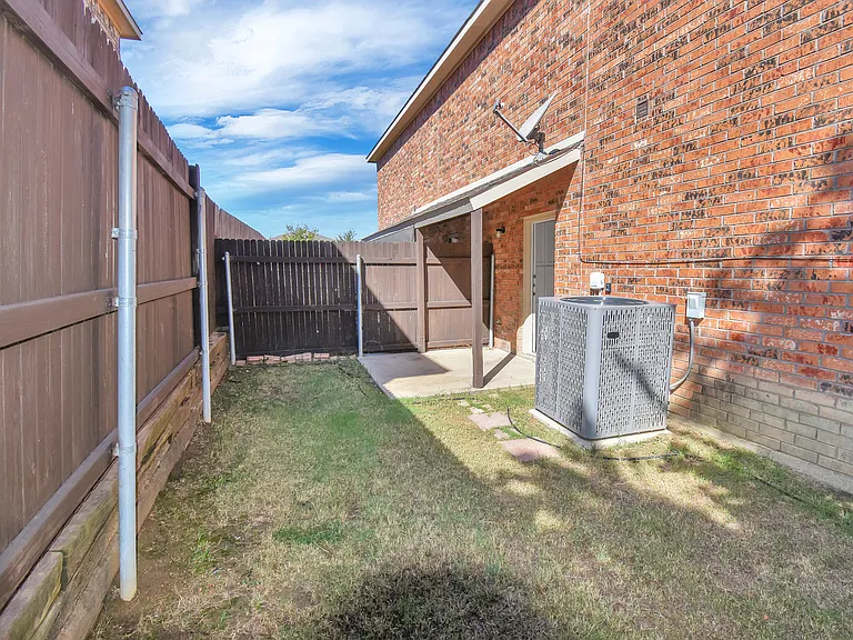 1102 Parkway Trl — Photo 21