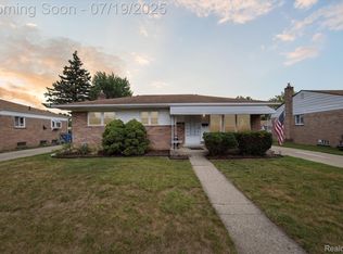 31320 Newport Dr, Warren, MI 48088