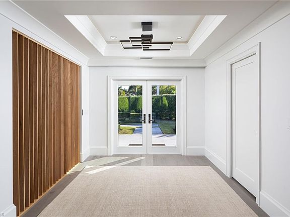 5th image of 512 Neapolitan LN