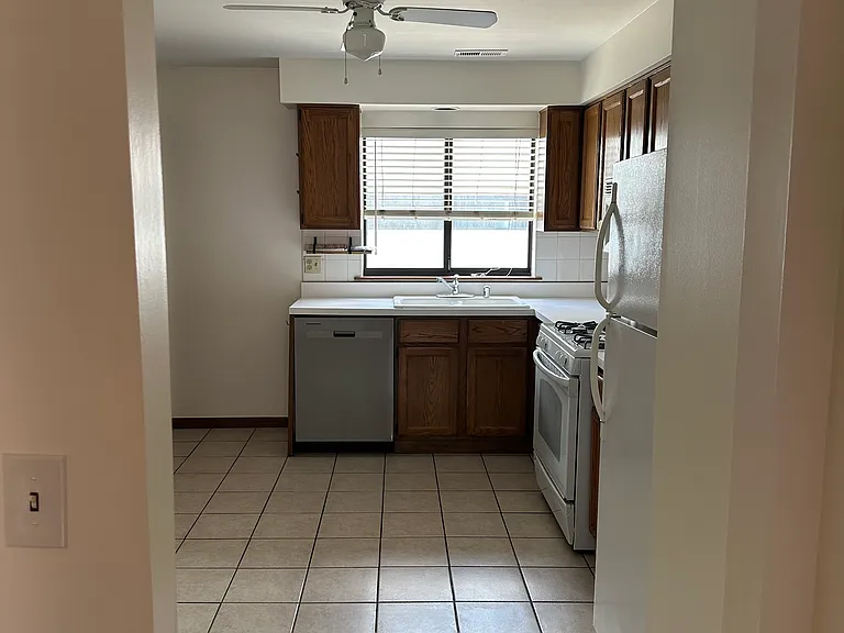 8424 W Catalpa Ave — Photo 6