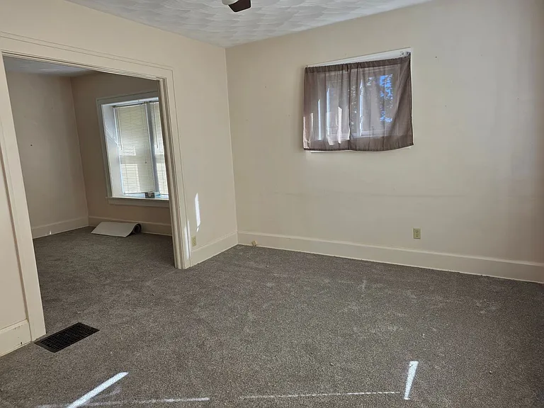 200 E Walnut St — Photo 8