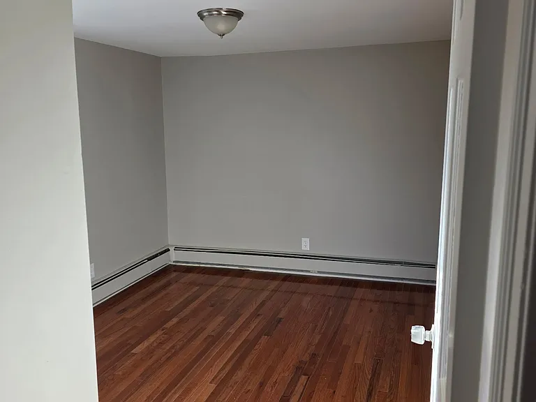 28 Ridgeway St — Photo 5
