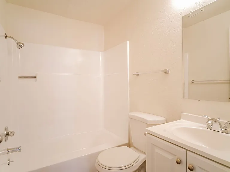 Brighton Park East Apartments — Photo 23