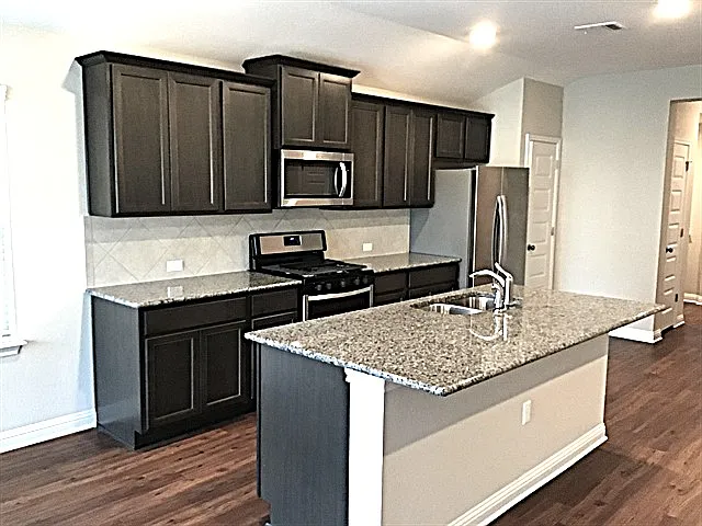 8005 Turnberry Ln — Photo 2