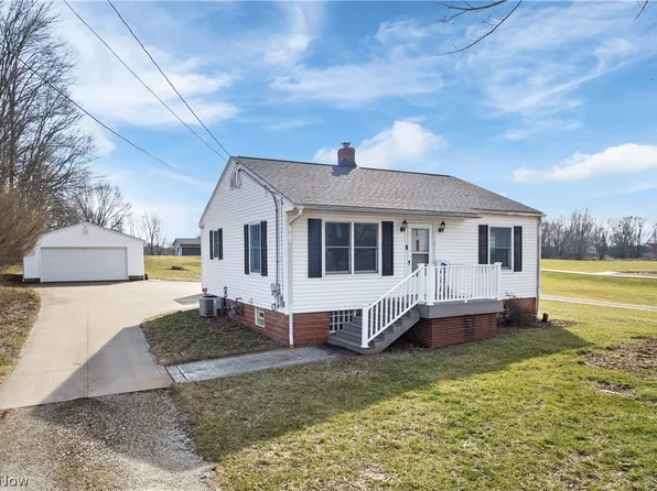 1170 Smith Kramer St NE, Hartville, OH 44632