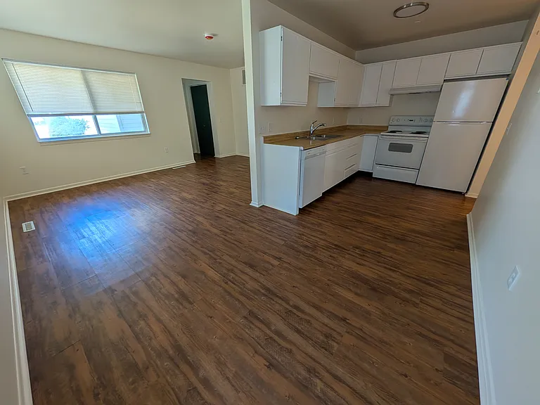 211 N Maxwell St — Photo 3