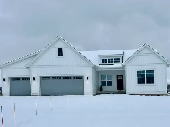 9476 Fields Dr, Zeeland, MI 49464