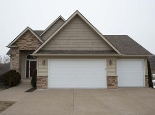 306 Ridgeview Dr, Sherrard, IL 61281