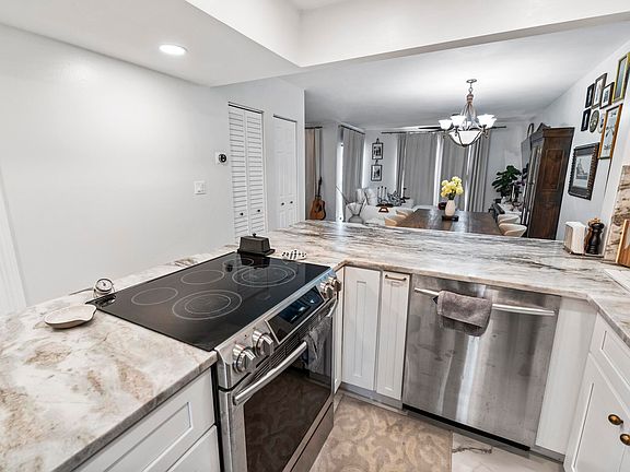 4th image of 1021 Mockingbird Lane #211