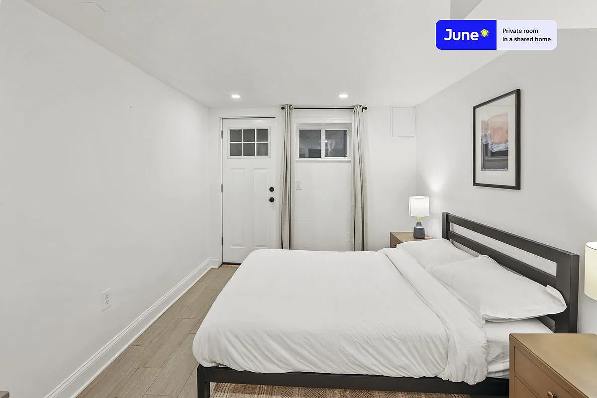 Queen bedroom in 5 bed/3.5 bath home in Upper Central NE #810 D — Photo 2