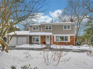 110 E Rogues Path, Huntington Station, NY