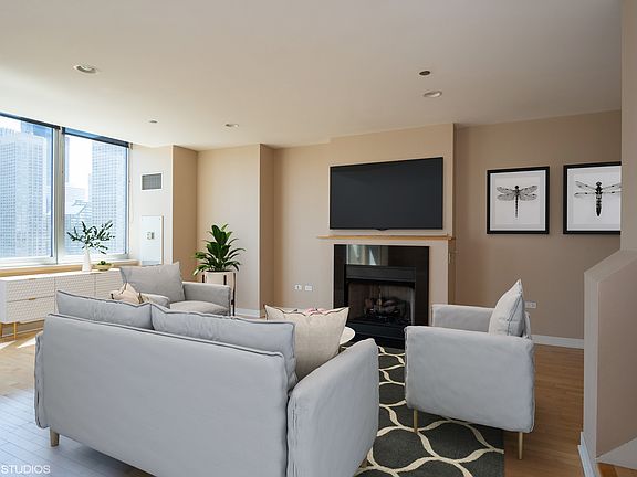 3rd image of 737 W Washington Blvd APT 1803