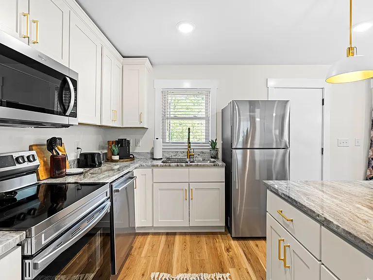 102 W Weaver St — Photo 14