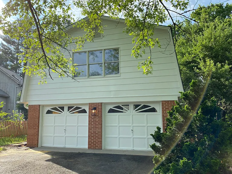 910 Providence Pl — Photo 2