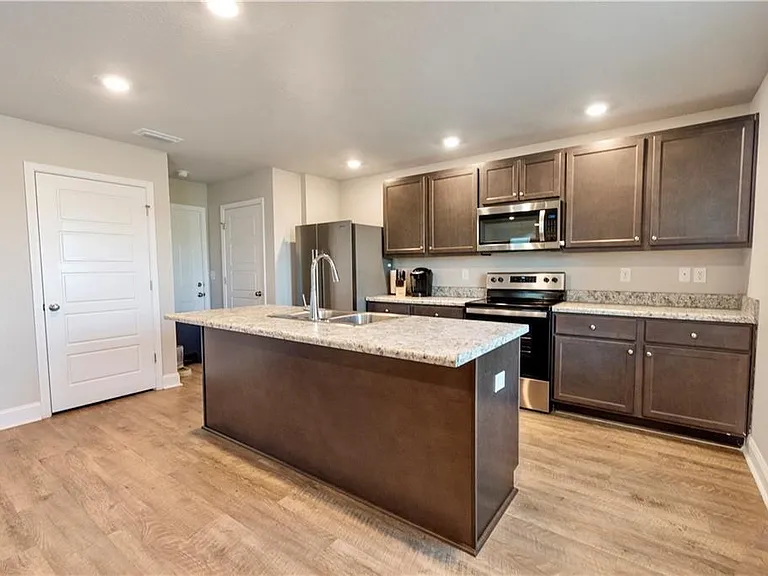 8120 Fairview Ct — Photo 5