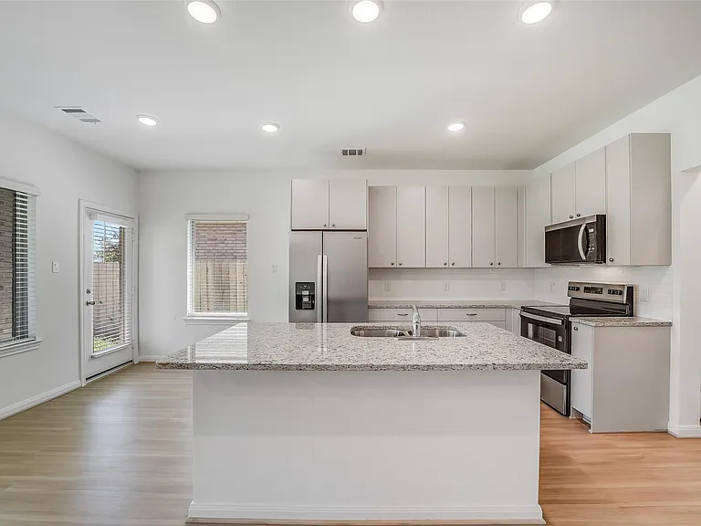 11928 Lakewood West Dr — Photo 6