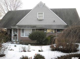 24 Tallow Ln, Levittown, NY 11756