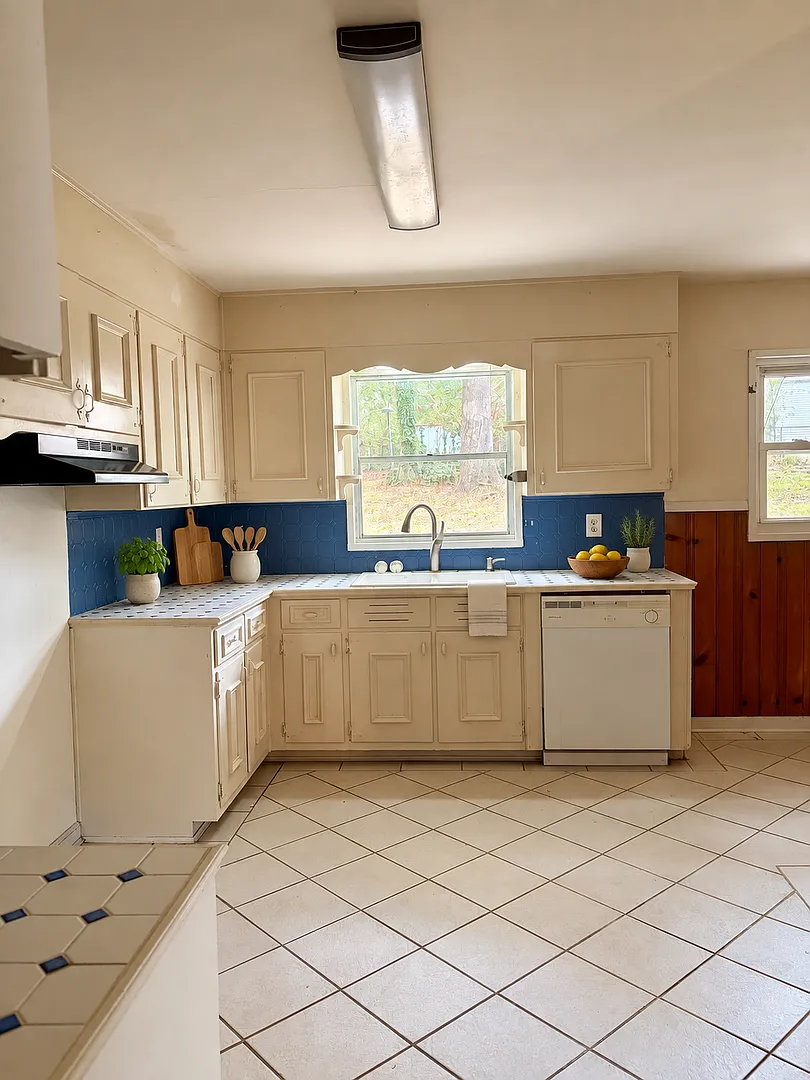 Charming 3-Bedroom Home in Center Point - Convenient Location! — Photo 3