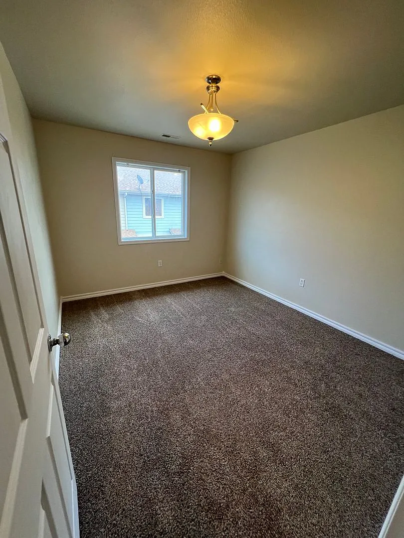 Large 4 Bed 2.5 bath blocks from Fort Riley — Photo 4