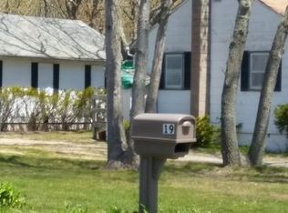 19 Woodridge Rd, Hampton Bays, NY 11946