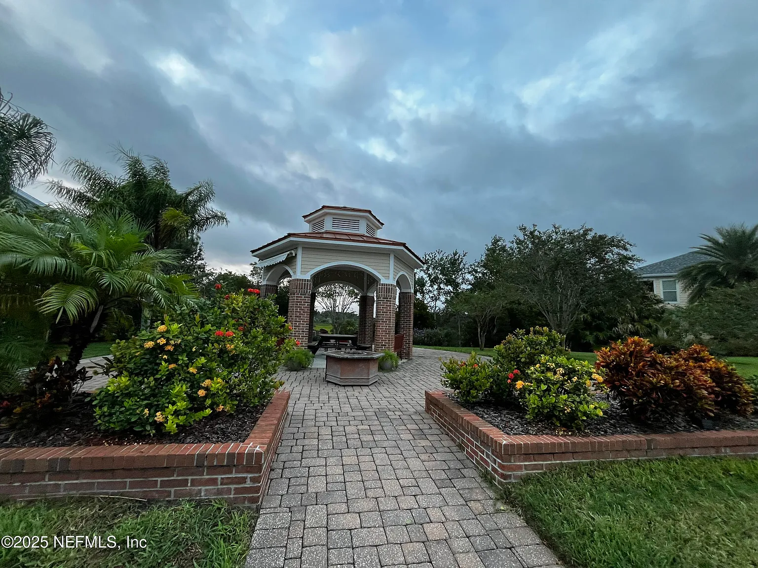 3 bed, 3.0 bath, 2171 sqft, $2,600 — Photo 4