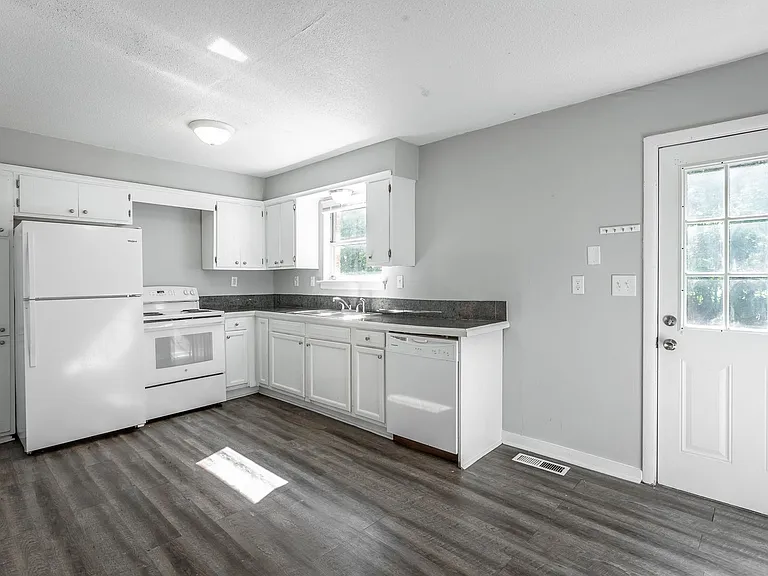Charming Multifamily Living at 1407 Mana Lane — Photo 8