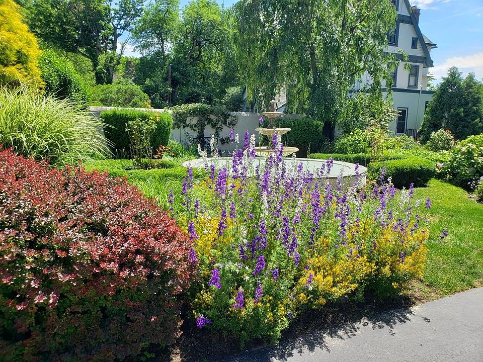 Front yard entrance