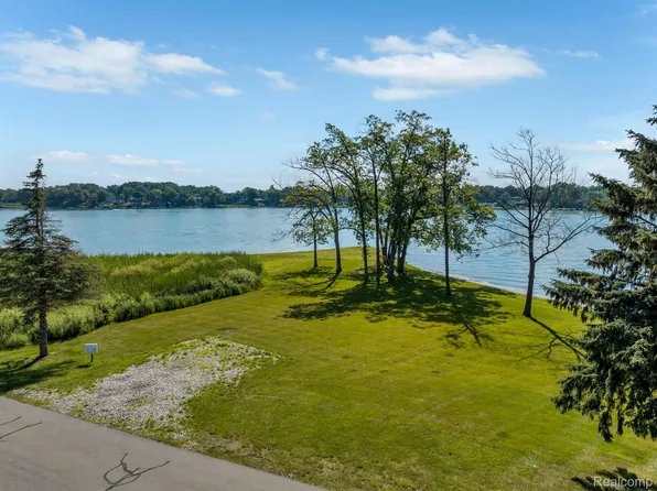 80 Chateaux Du Lac, Fenton, MI 48430