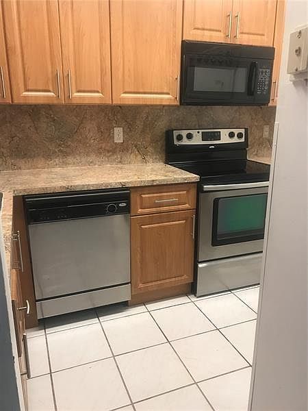 1st image of 809 Twin Lakes Dr
