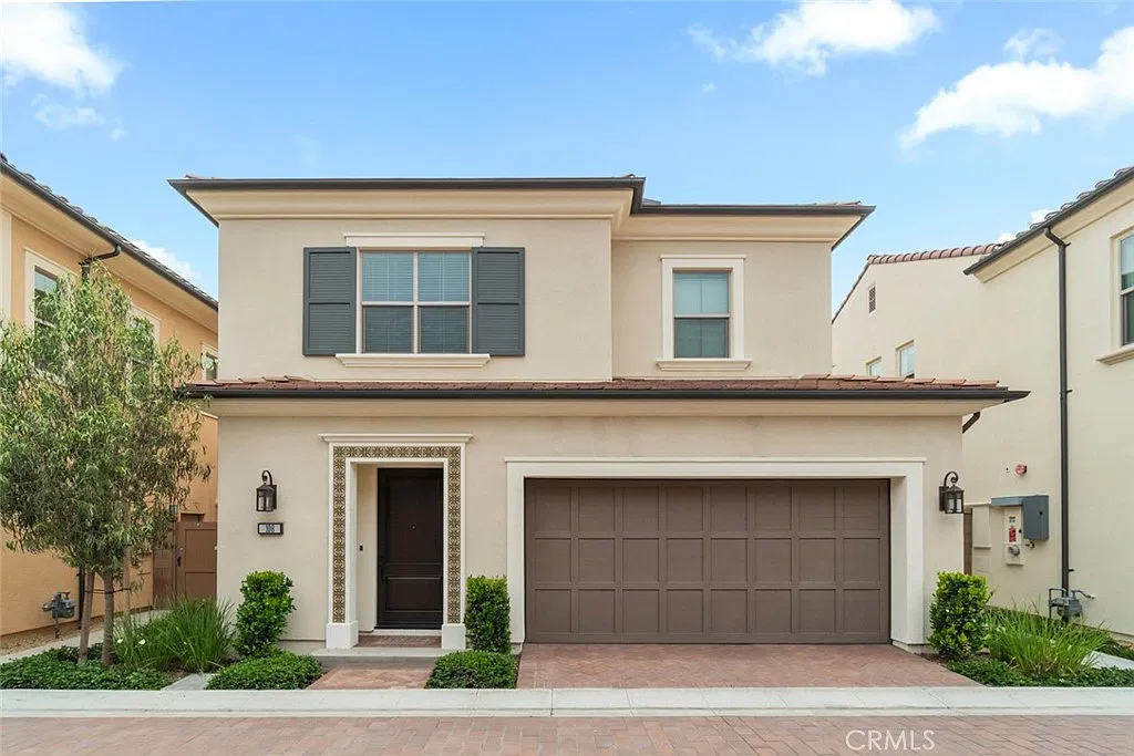 3 bed, 2.5 bath, 1976 sqft, $5,400 — Photo 1