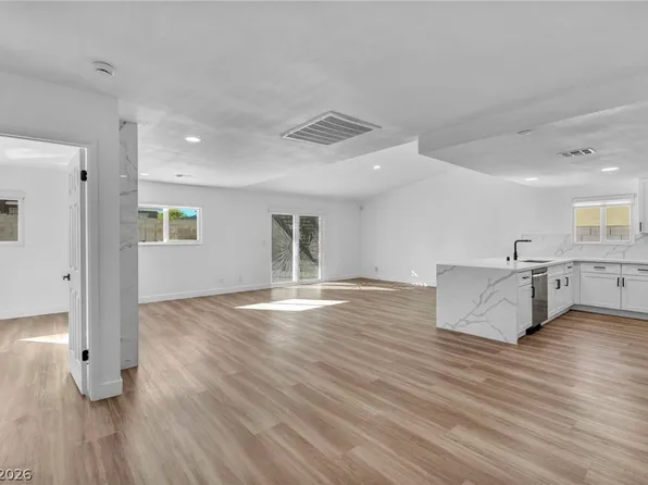 5151 Golden Spring Ave, Spring Valley, NV 89146